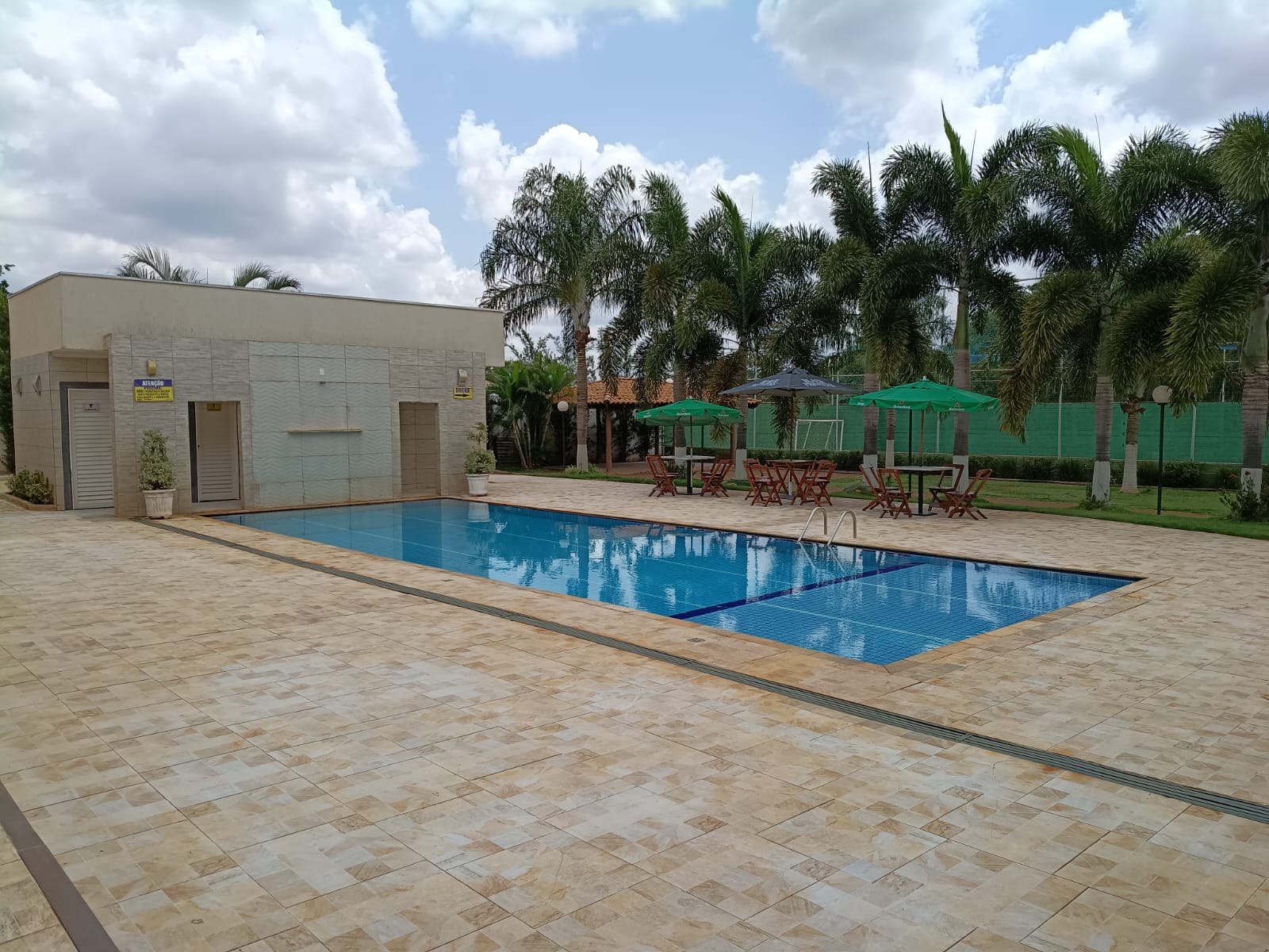 Piscina com vista lateral